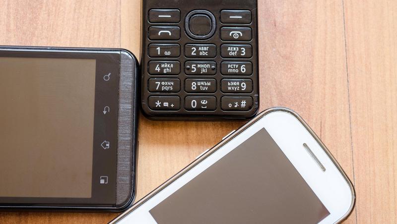 Ce fac românii cu telefoanele vechi. STUDIU: Peste jumătate dintre noi avem 2-3 uitate la sertar