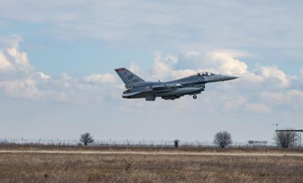 Dronă detectată în apropierea spaţiului aerian al României, marţi seara. Două avioane F-16, ridicate de la sol