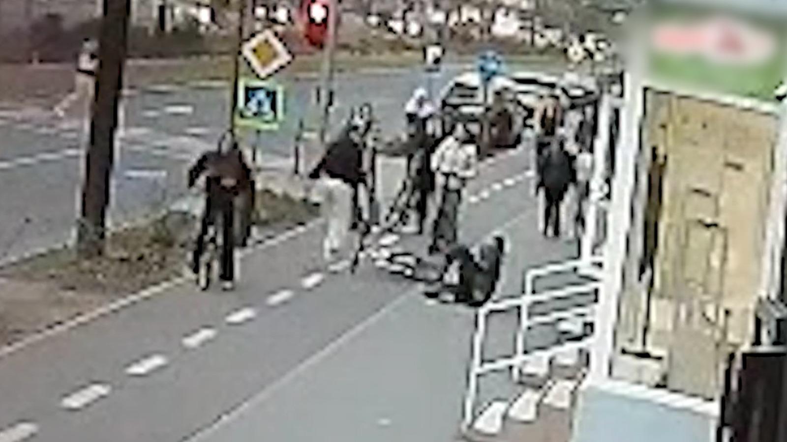 Momentul când o adolescentă dă peste un bărbat care mergea pe pista de biciclete. Ulterior, tânăra e pălmuită