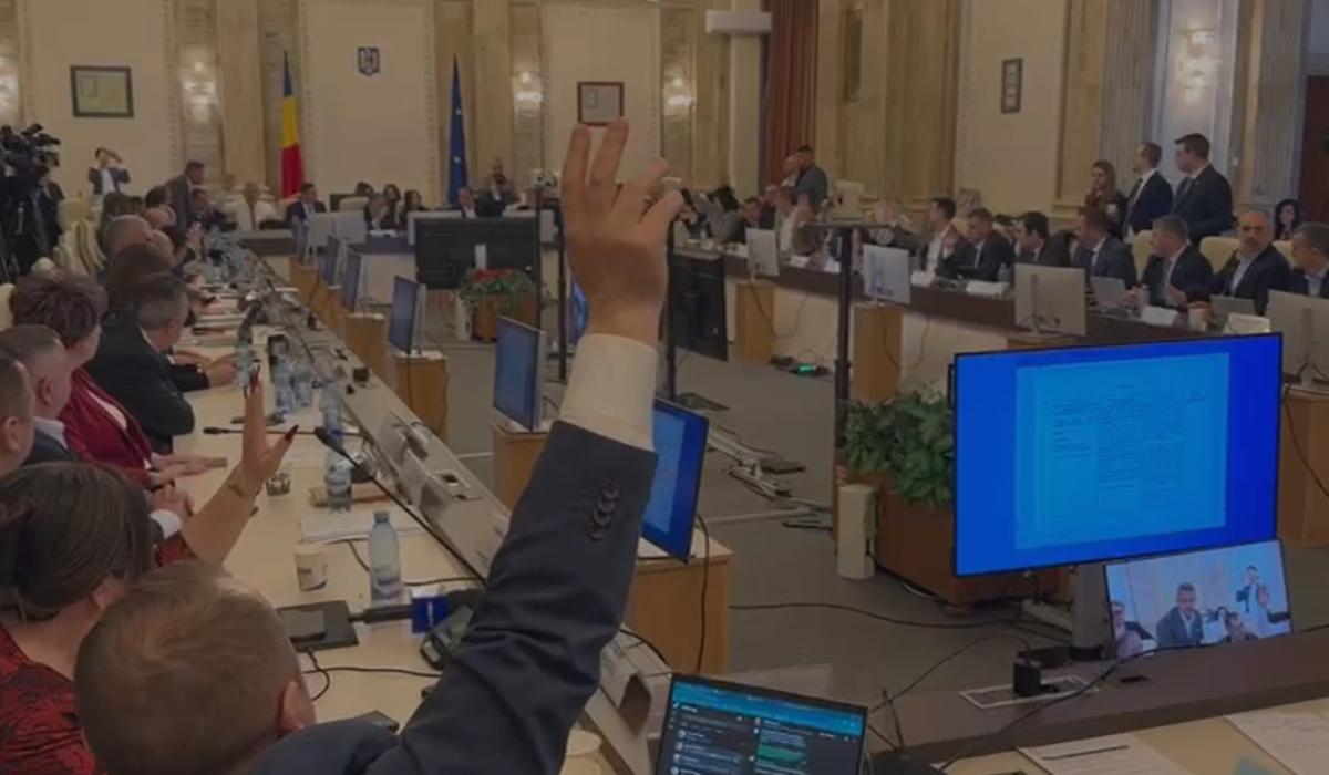 Amendamentul privind ajutoarele "one-off" pentru pensionari a fost adoptat. AUR nu a votat, PSD a aplaudat
