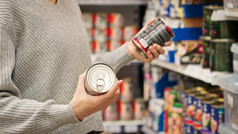 Românii, tot mai afectați de costuri: peste jumătate au redus mesele