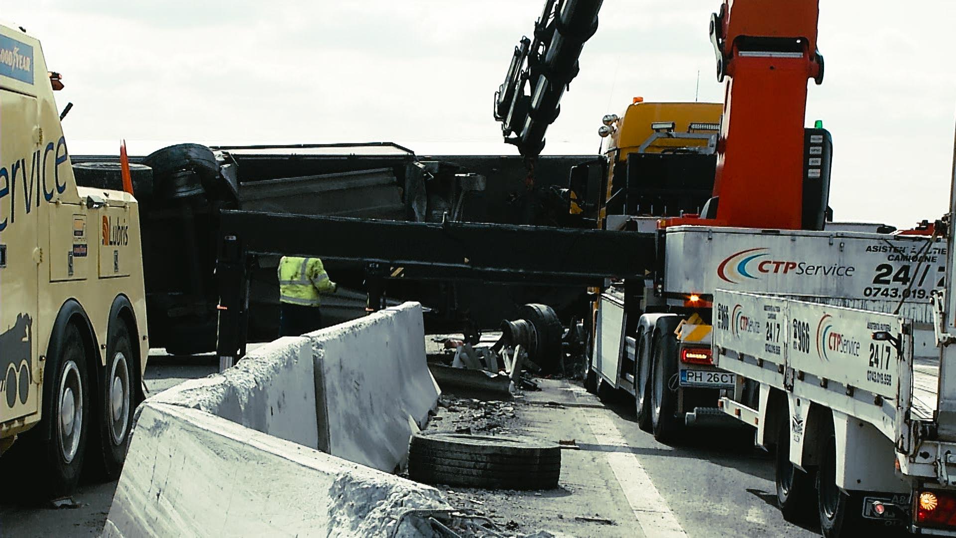 Autostrada A3, blocată timp de trei ore, după ce un TIR s-a răsturnat pe ambele sensuri