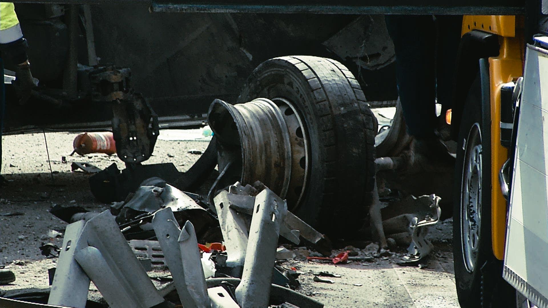 Autostrada A3, blocată timp de trei ore, după ce un TIR s-a răsturnat pe ambele sensuri