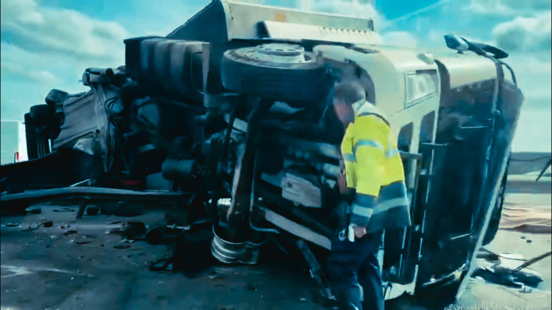 Autostrada A3, blocată timp de trei ore, după ce un TIR s-a răsturnat pe ambele sensuri