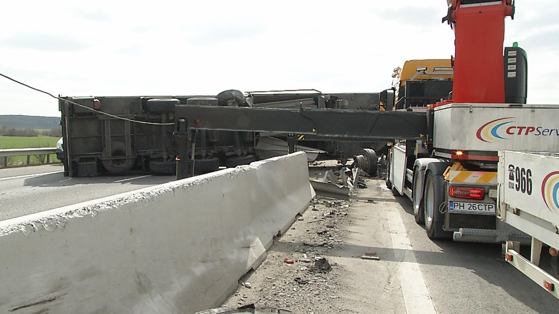 Autostrada A3, blocată timp de trei ore, după ce un TIR s-a răsturnat pe ambele sensuri