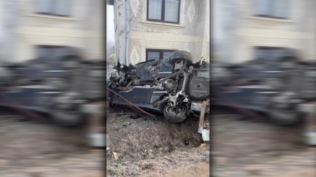 Un șofer de 23 de ani s-a urcat băut la volan și a plonjat cu mașina direct într-o casă