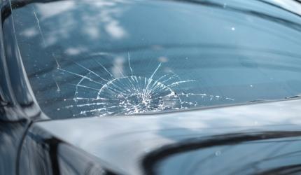 Cât plătești dacă circuli cu parbrizul crăpat