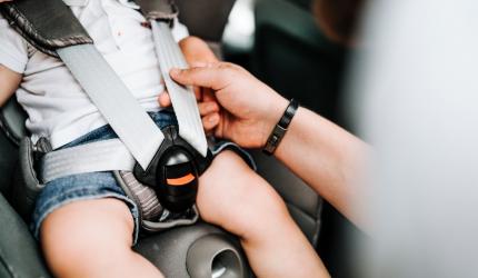 Ce amendă primești dacă transporți copil fără scaun special