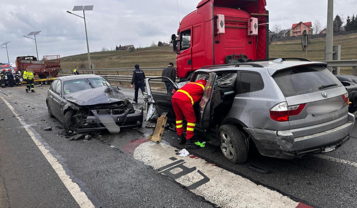 4 persoane rănite după un accident între 3 mașini și un camion pe centura Sucevei