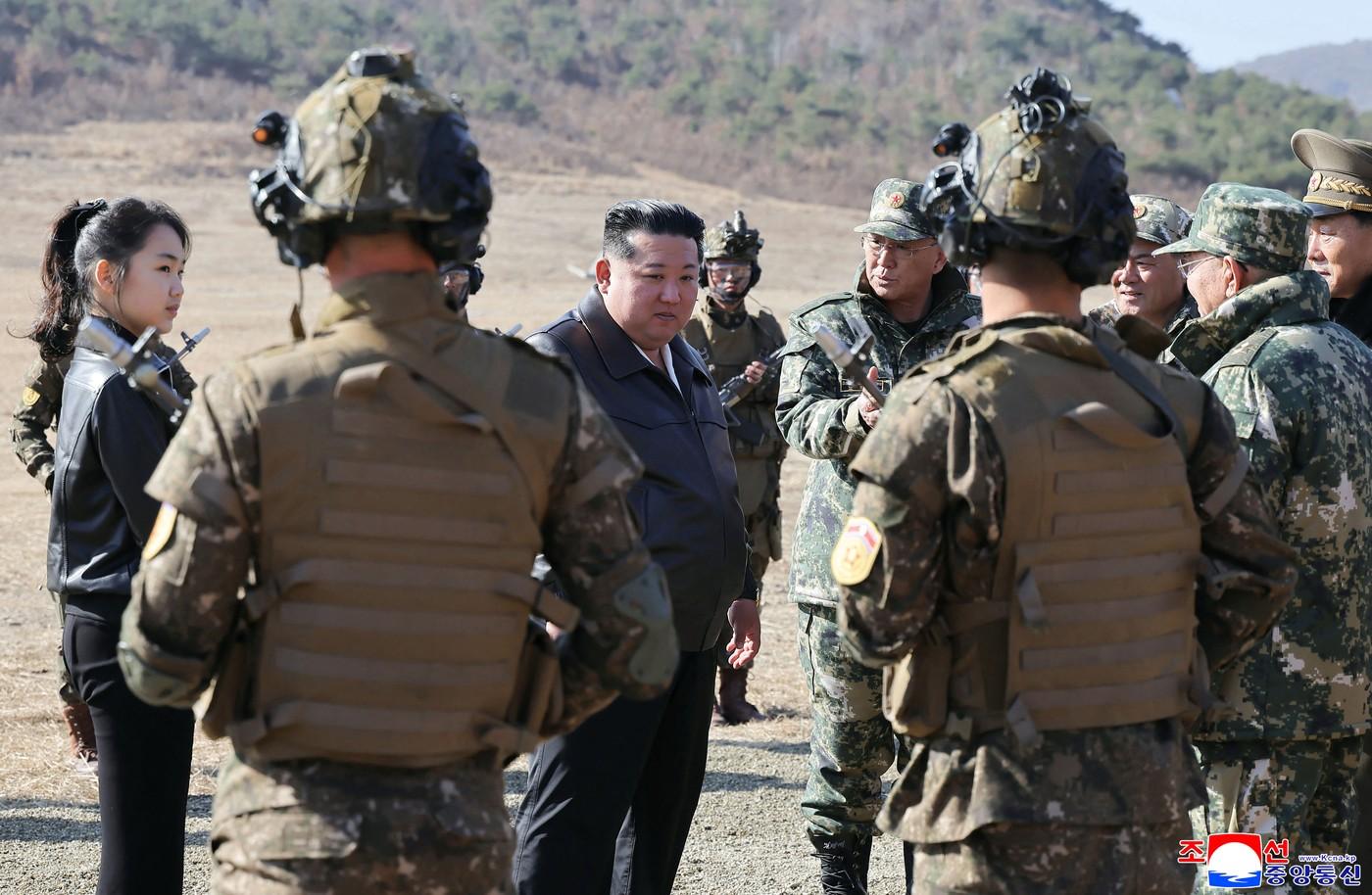 Kim Jong Un, surprins pe tanc alături de fiica sa