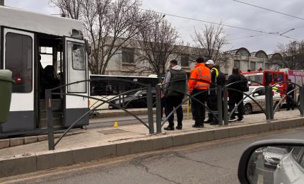 Femeie prinsă sub tramvai în Capitală. Ar fi traversat strada pe roșu