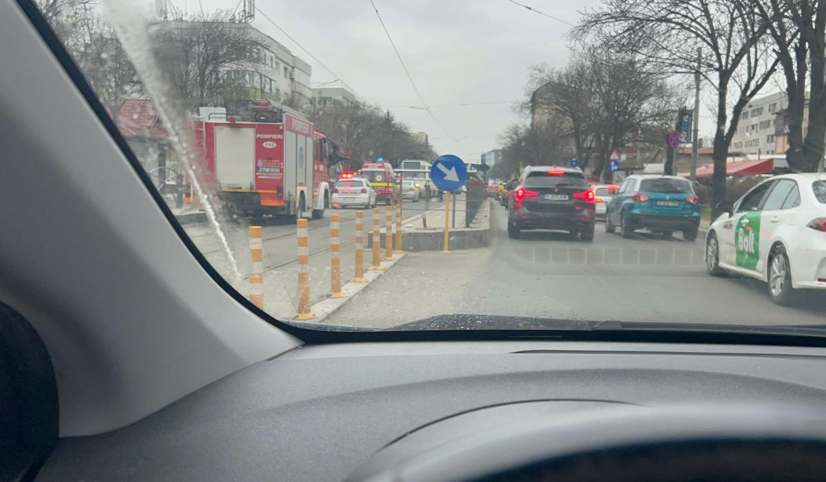 Femeie prinsă sub tramvai în Capitală. Ar fi traversat strada pe roșu