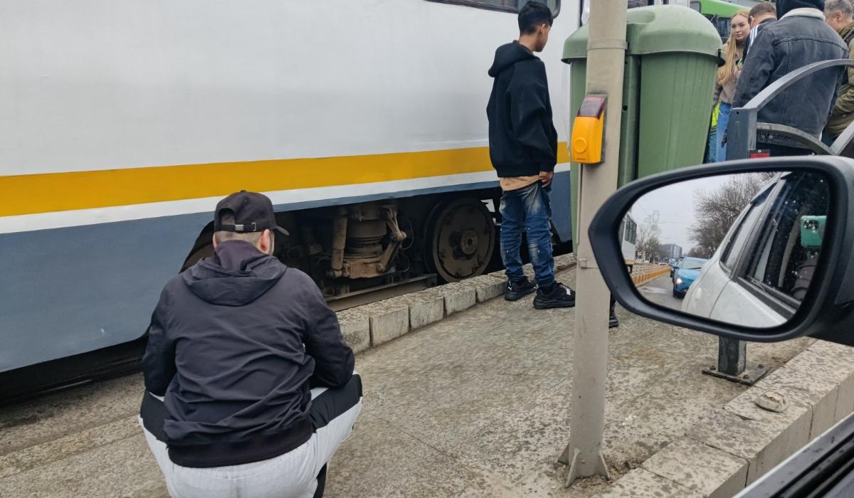 Femeie prinsă sub tramvai în Capitală. Ar fi traversat strada pe roșu