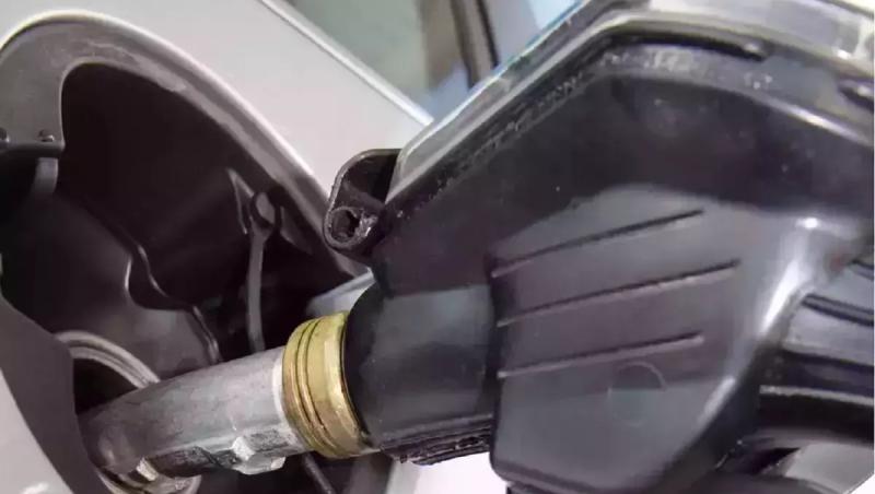 Preţurile la carburanţi sunt în creştere, faţă de sfârşitul săptămânii trecute