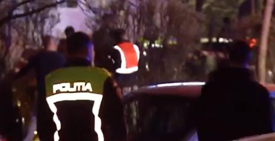 Copil de 5 ani, căzut de la etajul 8 al unui bloc din Capitală. Părinţii, alertaţi de vecini