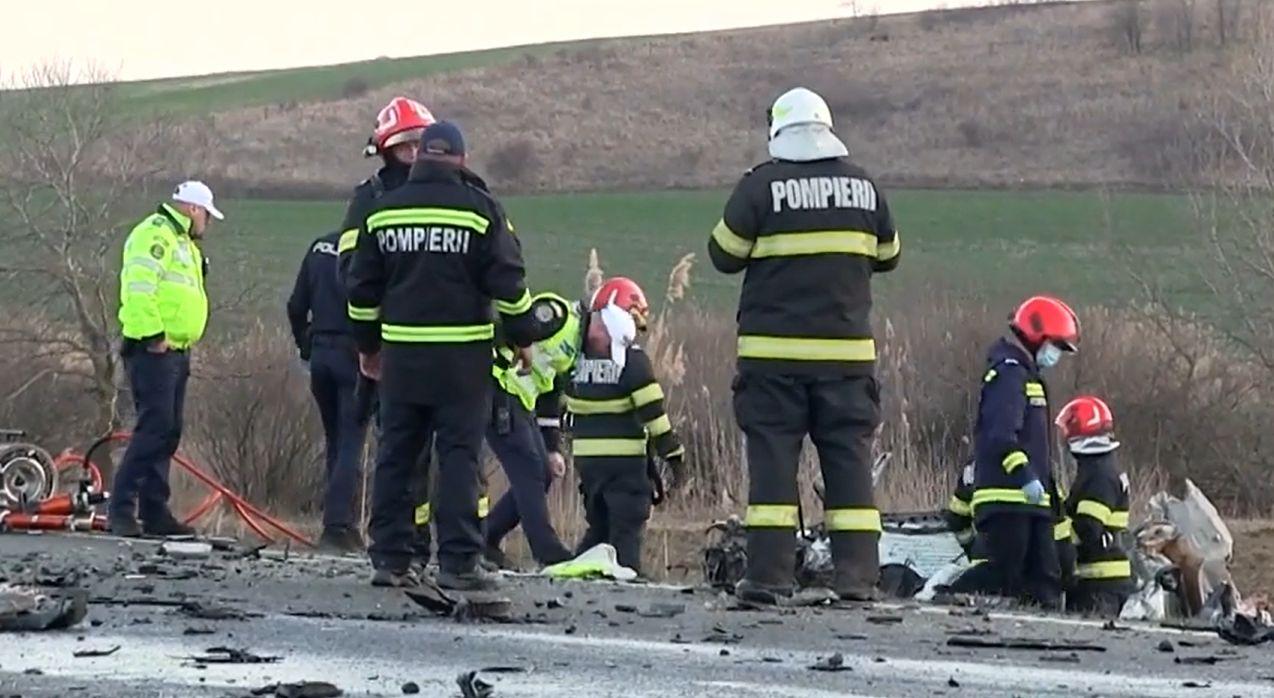A murit după ce a intrat cu maşina într-un TIR în Vaslui. Autocamionul a luat foc după impactul devastator