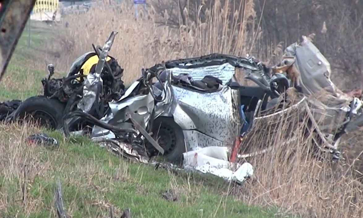 A murit după ce a intrat cu maşina într-un TIR în Vaslui. Autocamionul a luat foc după impactul devastator