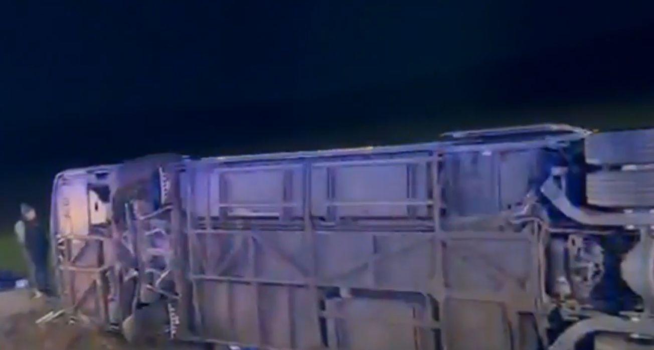 A murit după ce a intrat cu maşina într-un TIR în Vaslui. Autocamionul a luat foc după impactul devastator