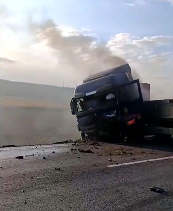 A murit după ce a intrat cu maşina într-un TIR în Vaslui. Autocamionul a luat foc după impactul devastator