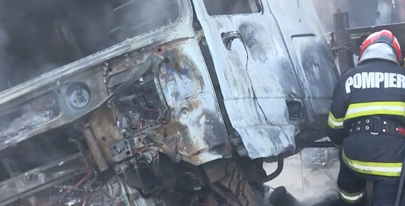 A murit după ce a intrat cu maşina într-un TIR în Vaslui. Autocamionul a luat foc după impactul devastator