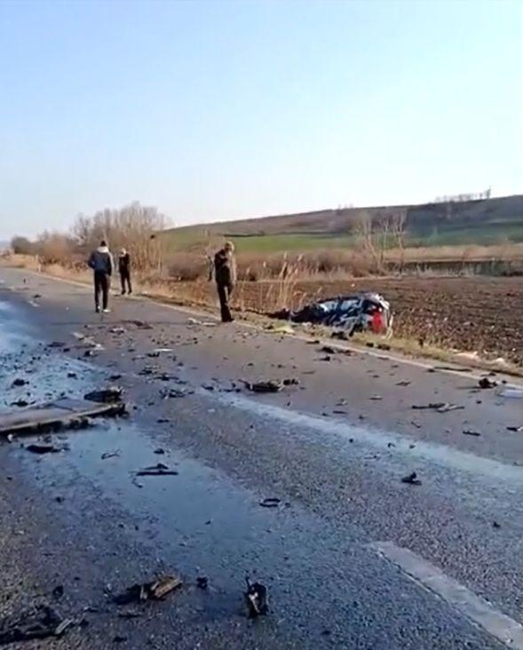 A murit după ce a intrat cu maşina într-un TIR în Vaslui. Autocamionul a luat foc după impactul devastator