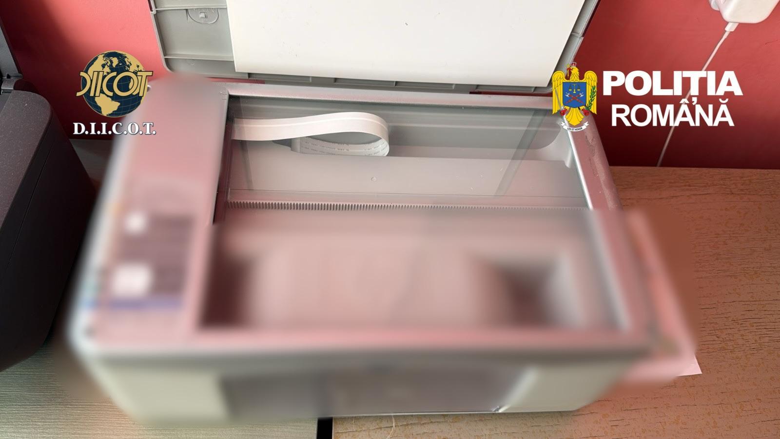 Fabrică de bani falşi, descoperită într-un sat din Suceava. Suspecţii prinşi cu 1.2 milioane de euro la ei