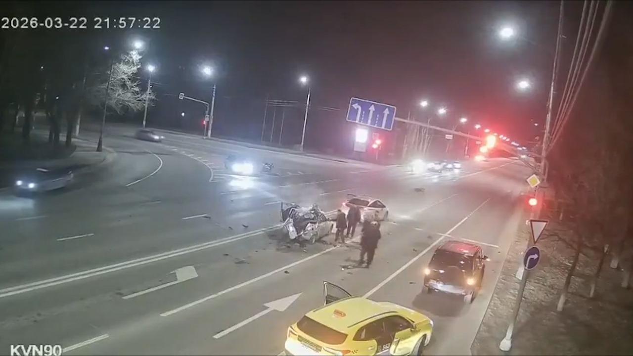 Cursă nebună spre moarte cu 200 km/h. Momentul când un motocislist intră violent într-o maşină în Luhansk