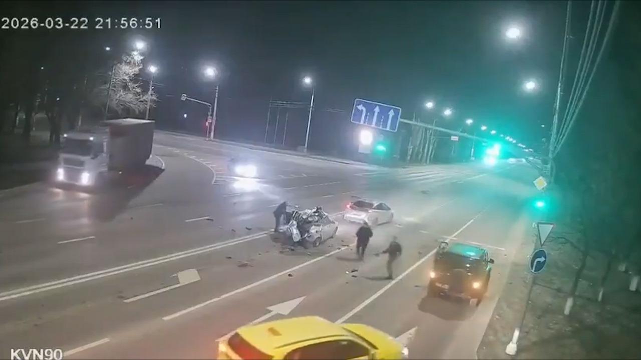 Cursă nebună spre moarte cu 200 km/h. Momentul când un motocislist intră violent într-o maşină în Luhansk