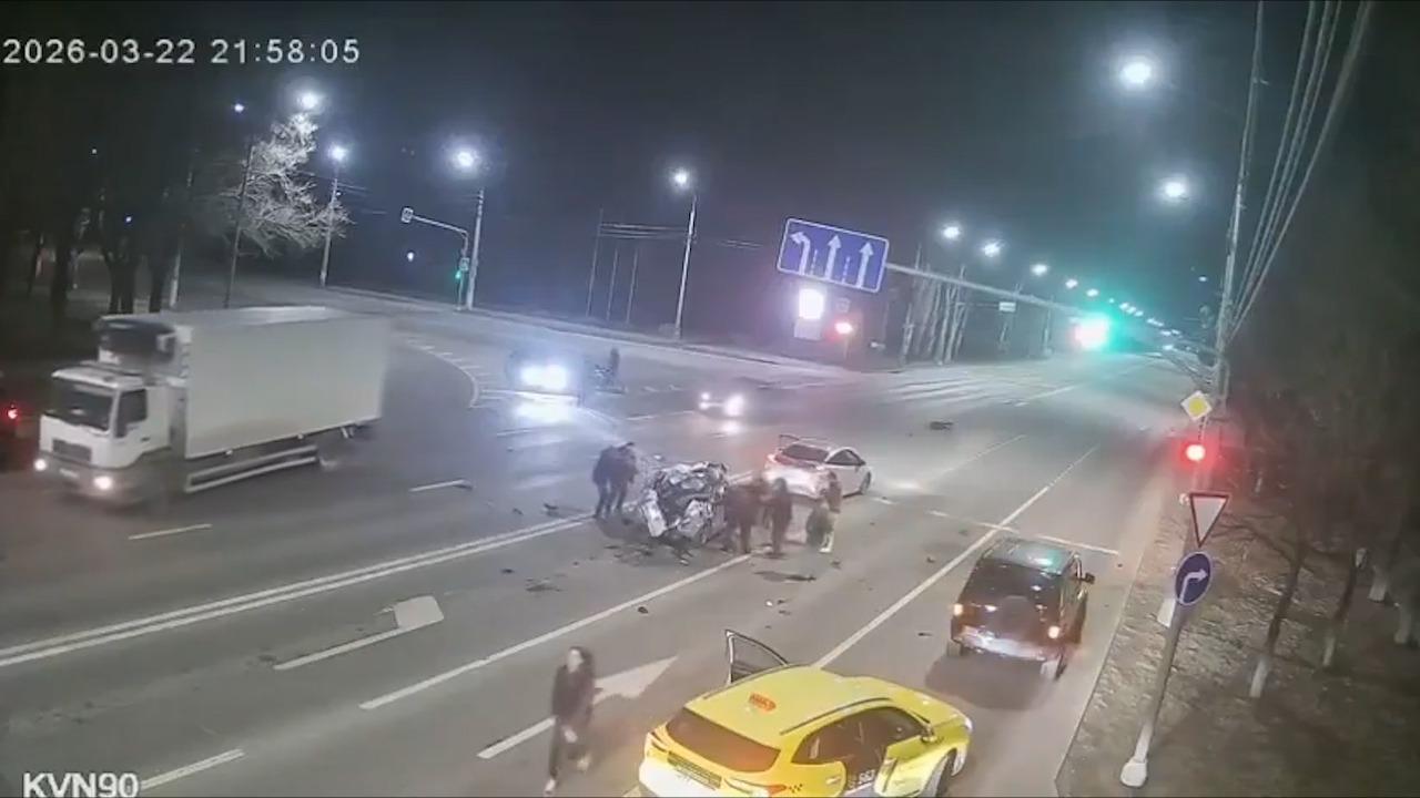 Cursă nebună spre moarte cu 200 km/h. Momentul când un motocislist intră violent într-o maşină în Luhansk