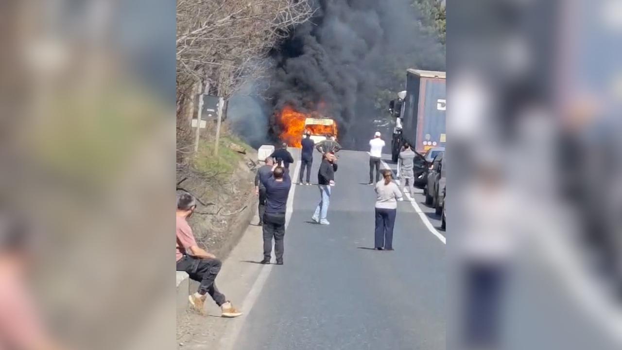 O ambulanţă a luat foc pe un drum din Iaşi. Echipajul s-a autoevacuat şi a reuşit să scoată tuburile de oxigen