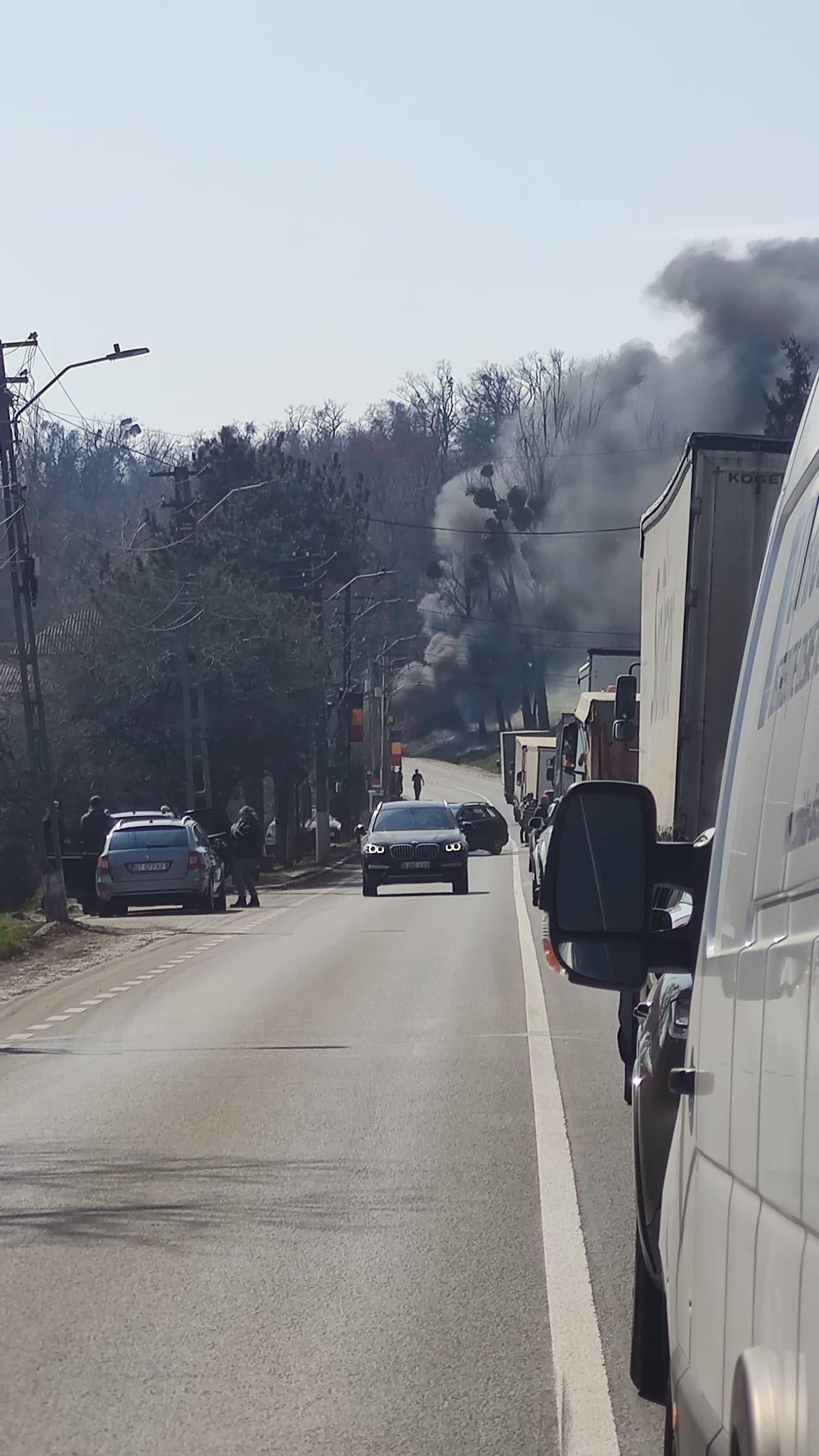 O ambulanţă a luat foc pe un drum din Iaşi. Echipajul s-a autoevacuat şi a reuşit să scoată tuburile de oxigen