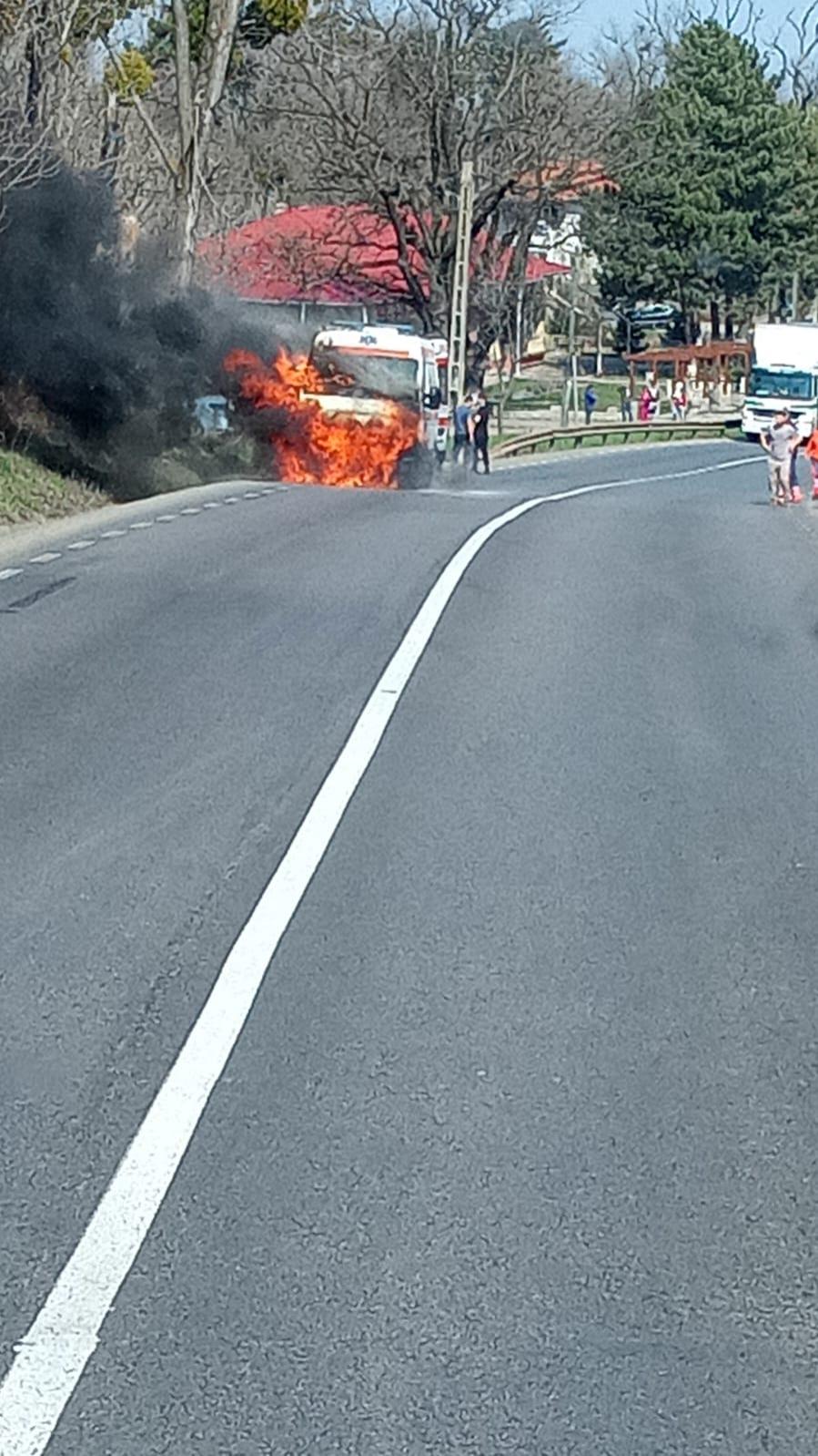 O ambulanţă a luat foc pe un drum din Iaşi. Echipajul s-a autoevacuat şi a reuşit să scoată tuburile de oxigen