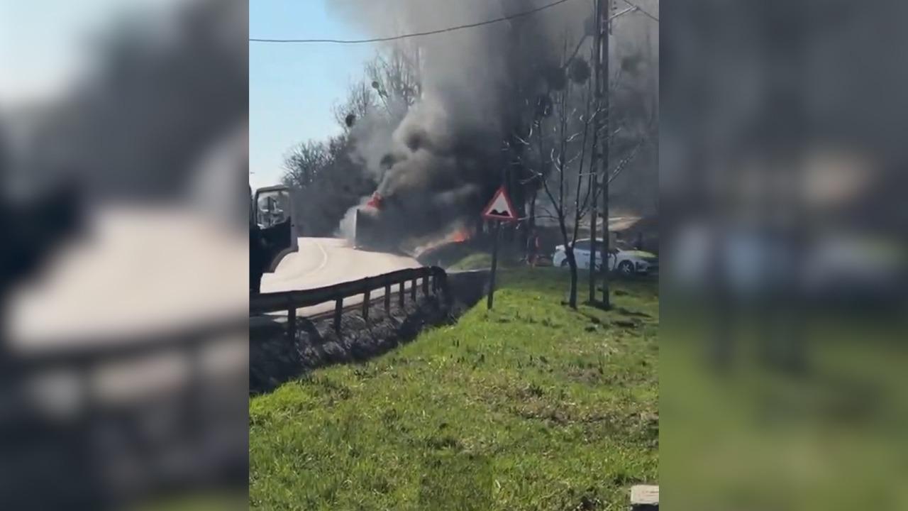 O ambulanţă a luat foc pe un drum din Iaşi. Echipajul s-a autoevacuat şi a reuşit să scoată tuburile de oxigen