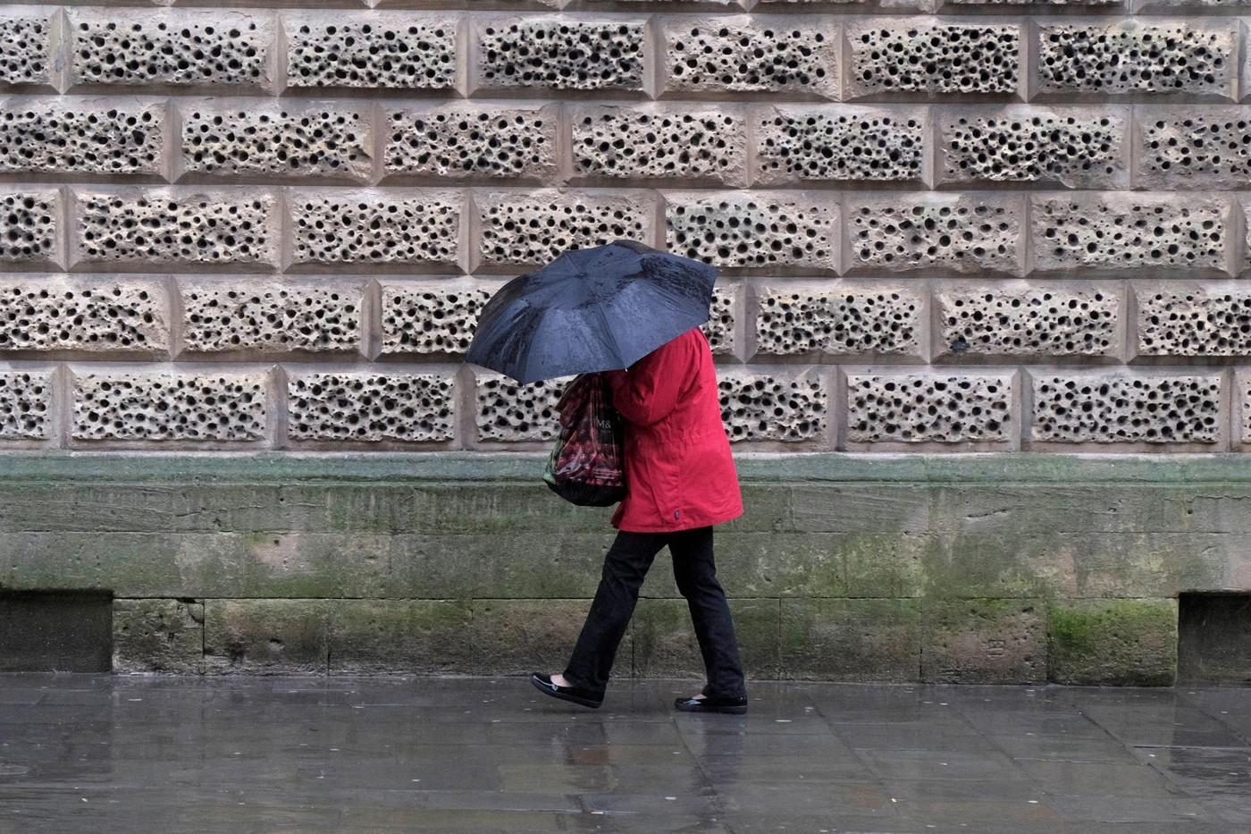 30 de judeţe intră sub cod galben de ploi şi vânt. Va ploua în câteva zile cât pentru întreaga lună