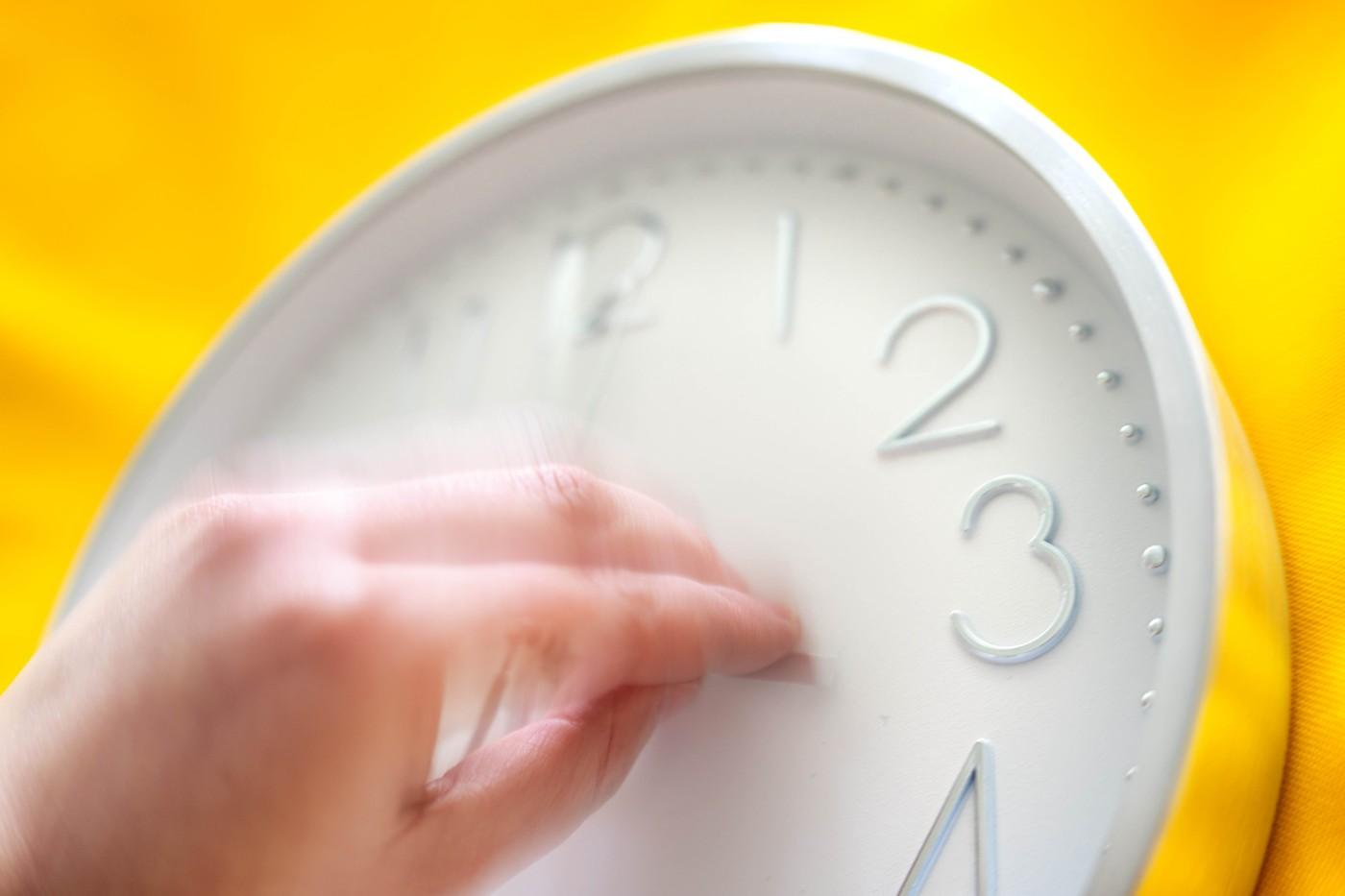 Se schimbă ora. Cum se dau ceasurile în această seară