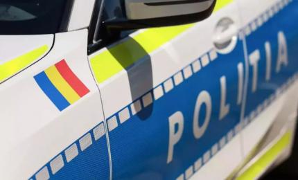 Momentul în care doi elevi se iau la bătaie în curtea unei şcoli din Alba Iulia, sub privirile colegilor