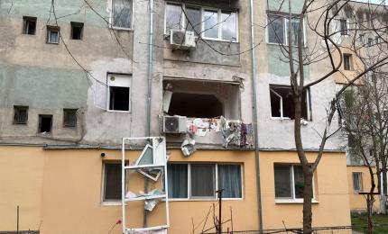 Explozie într-un apartament din Caracal. 25 de oameni au fost evacuați, o femeie a ajuns la spital