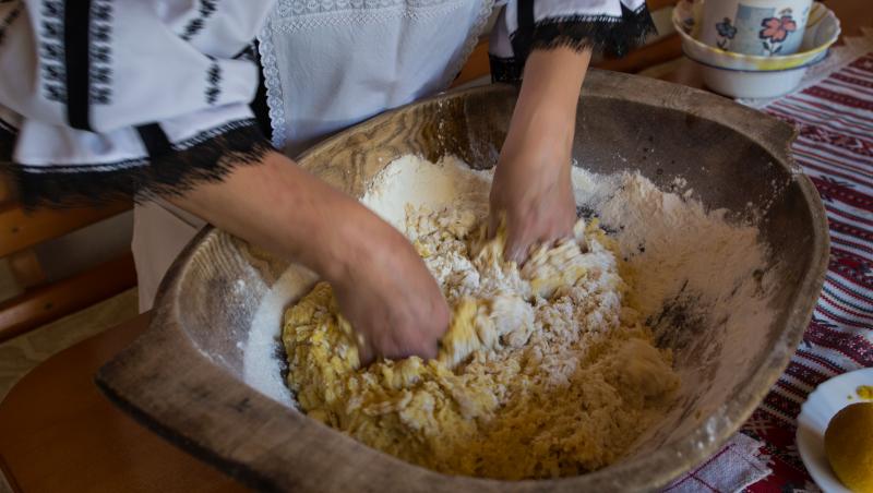 La ce riscuri te expui dacă iei cozonaci şi pască de pe rețelele sociale. Avertismentul ANSVSA