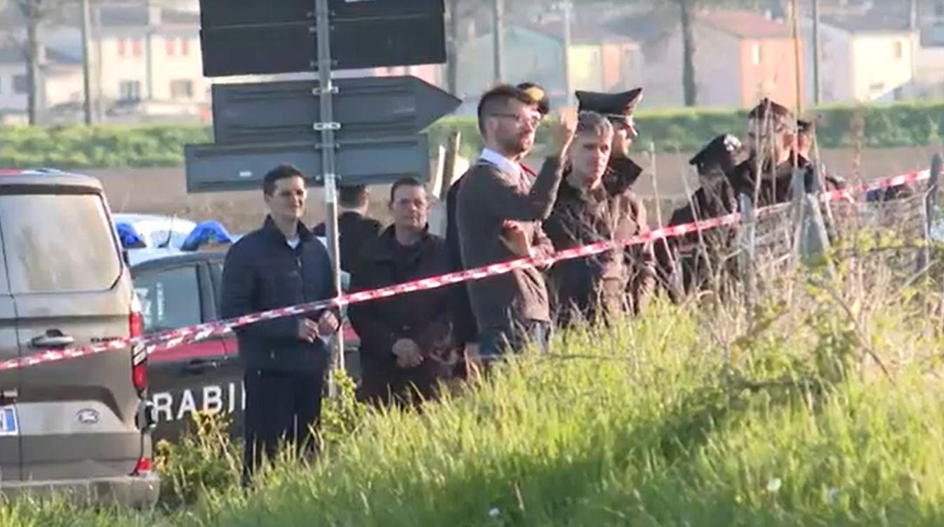 O mamă şi copilul său, găsiţi morţi într-un lac din Italia. Un om a zărit căruciorul și pantofiorii pe mal