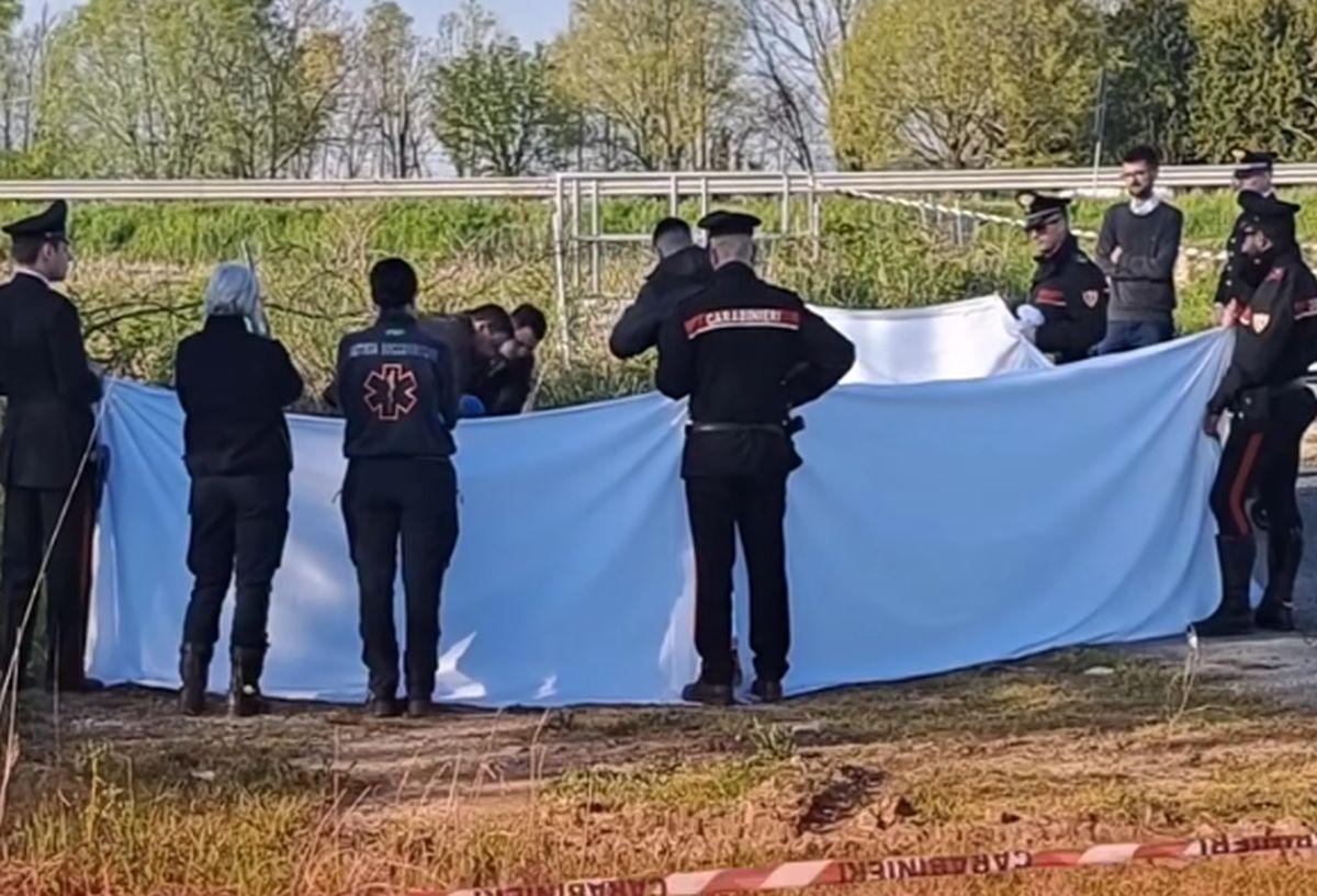 O mamă şi copilul său, găsiţi morţi într-un lac din Italia. Un om a zărit căruciorul și pantofiorii pe mal