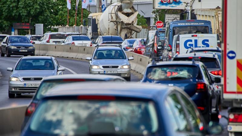 Prețurile la pompă au scăpat de sub control. Cât ar putea scădea carburanţii după intervenția statului