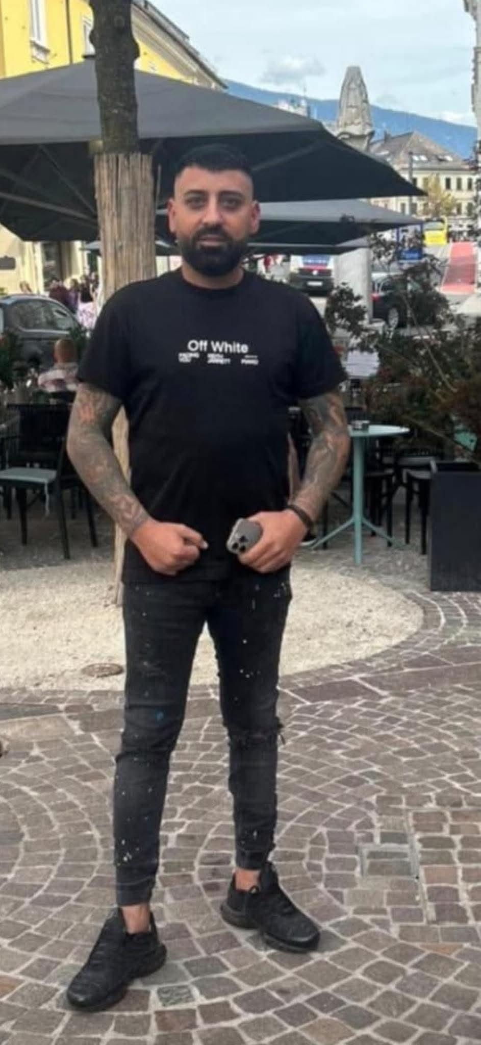 Momentul când un șofer trece pe roșu și spulberă un pieton aflat la semafor. A fugit după impact