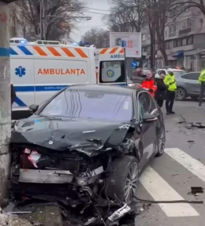 Momentul când un șofer trece pe roșu și spulberă un pieton aflat la semafor. A fugit după impact