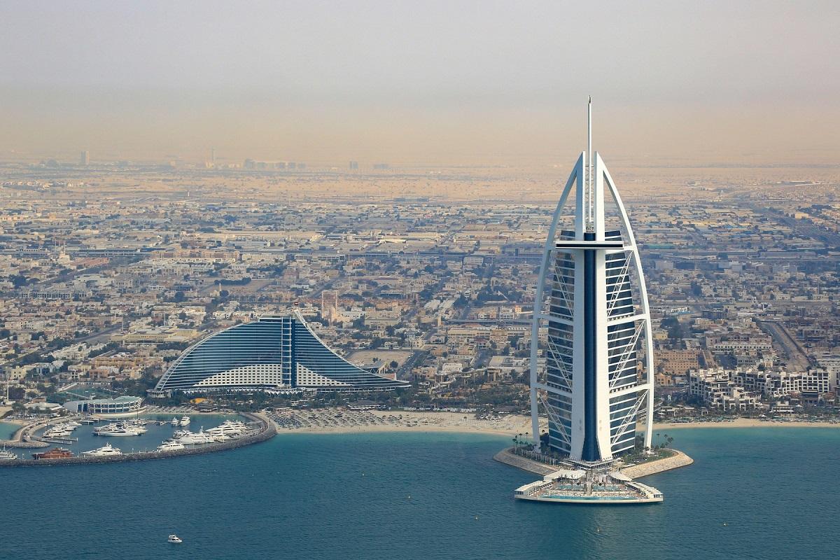 Vacanţe de vis năruite de bombe. Românii cu bilete de Dubai şi Abu Dhabi dau înapoi: "Cu siguranţă nu mergem"