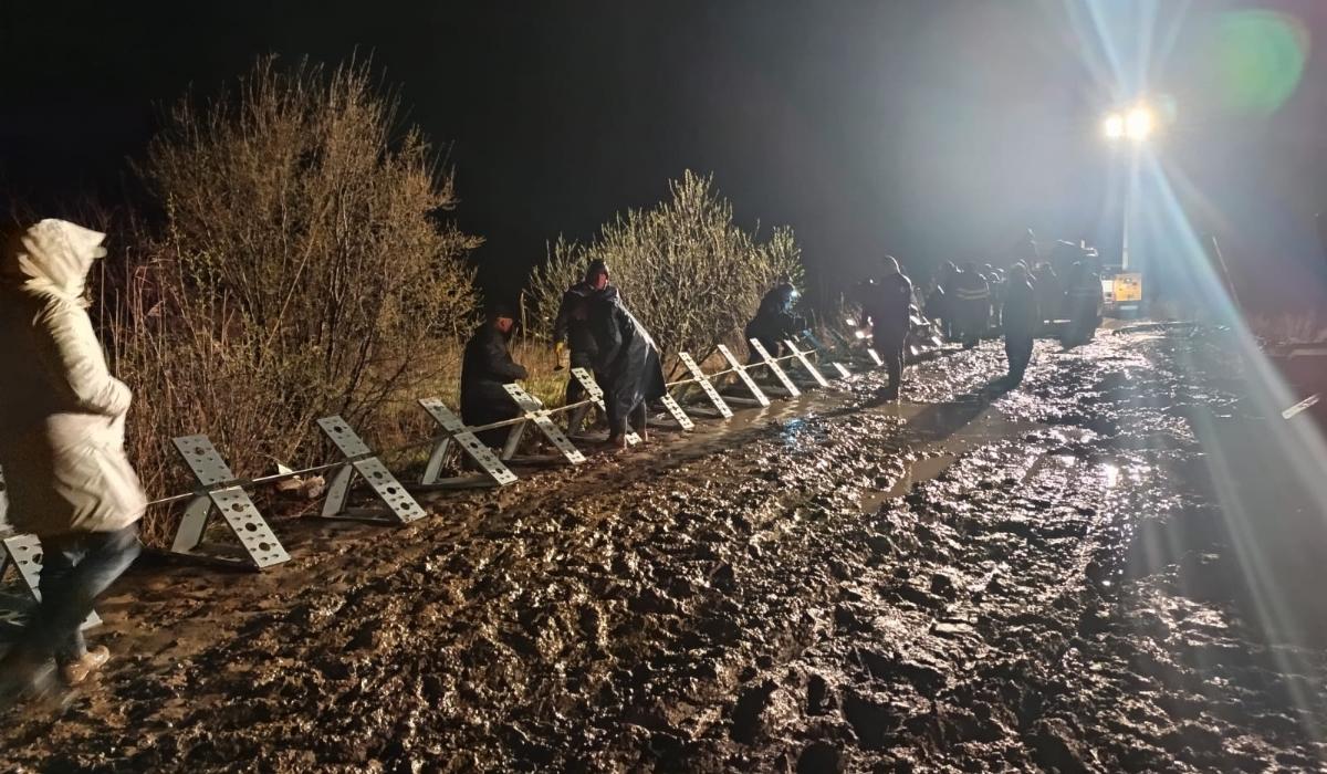 Viitură pe râul Putna: 20 de persoane au fost evacuate. Panouri mobile și saci de nisip la Mircești