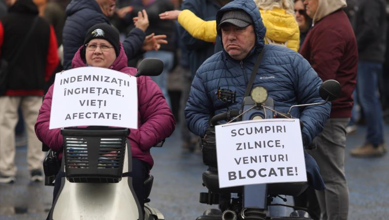 "Aproape nu mai au din ce să supravieţuiască". Protest al persoanelor cu dizabilităţi în Piaţa Victoriei