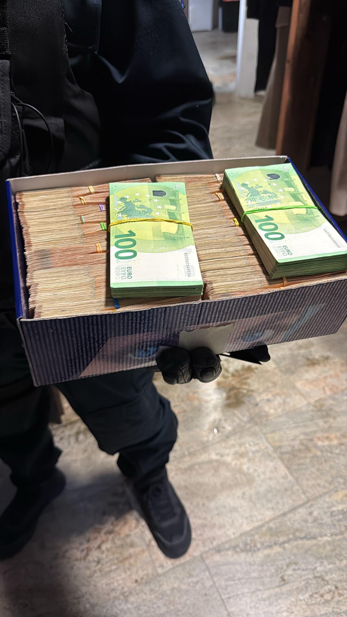 SURSE: Şeful ARR, Cristian Anton, ţinea 350.000 de euro la "saltea". Percheziţii DNA la locuinţele acestuia