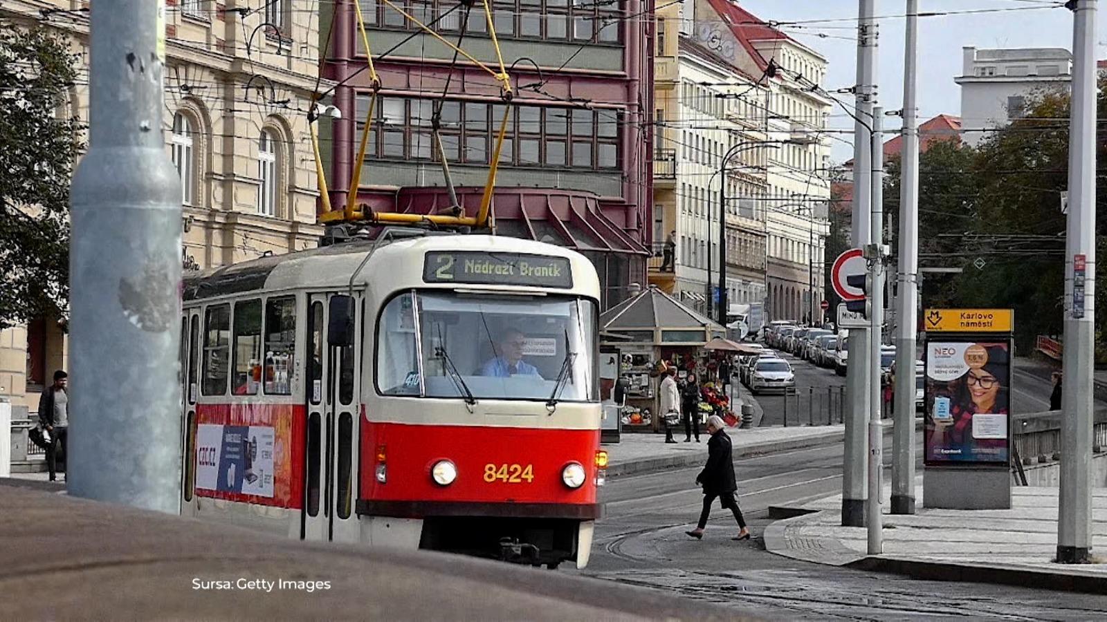ANIMAŢIE. Elevi români, loviţi de tramvai în Praga, în timp ce îşi făceau poză pe şine