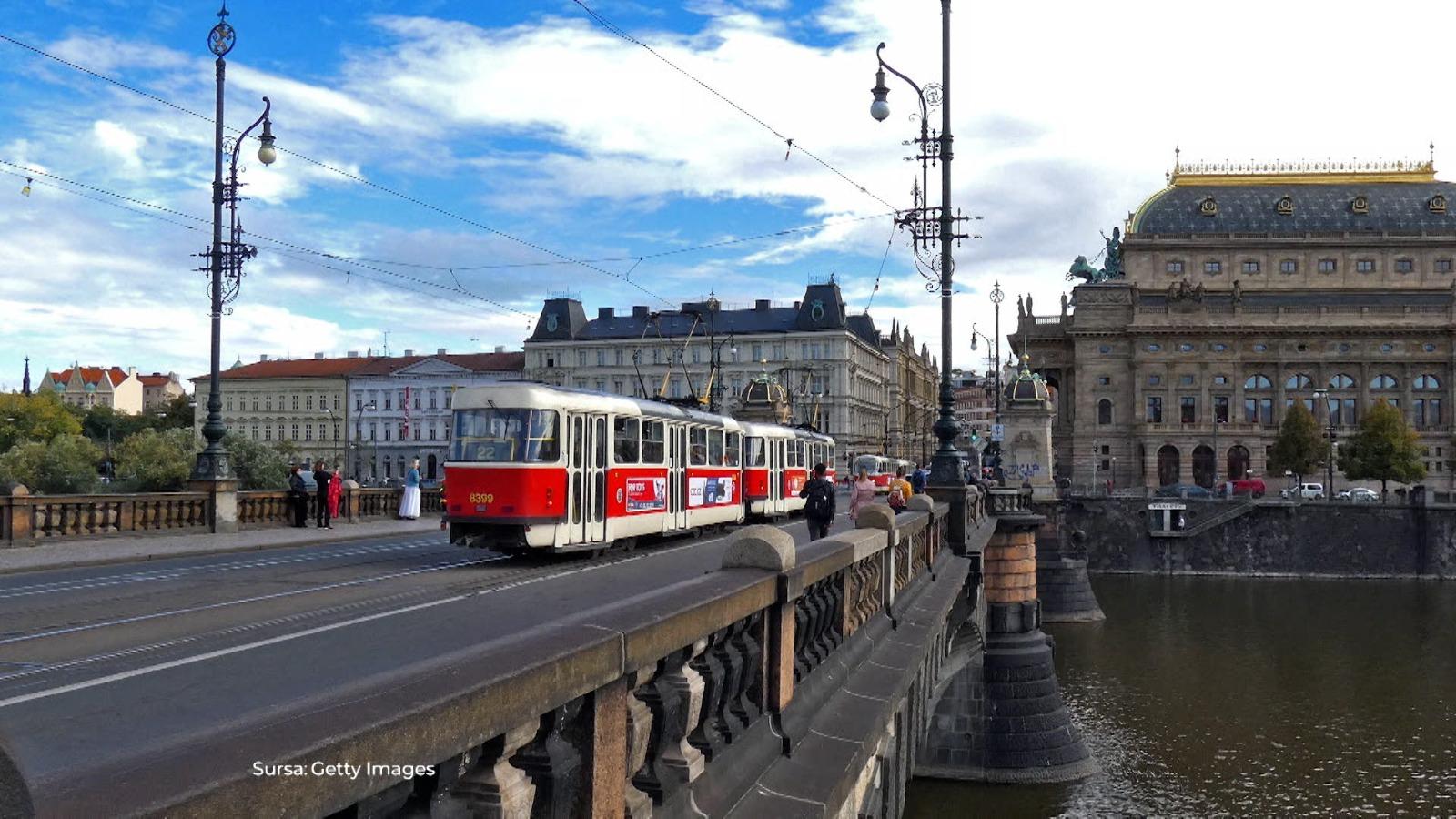 ANIMAŢIE. Elevi români, loviţi de tramvai în Praga, în timp ce îşi făceau poză pe şine