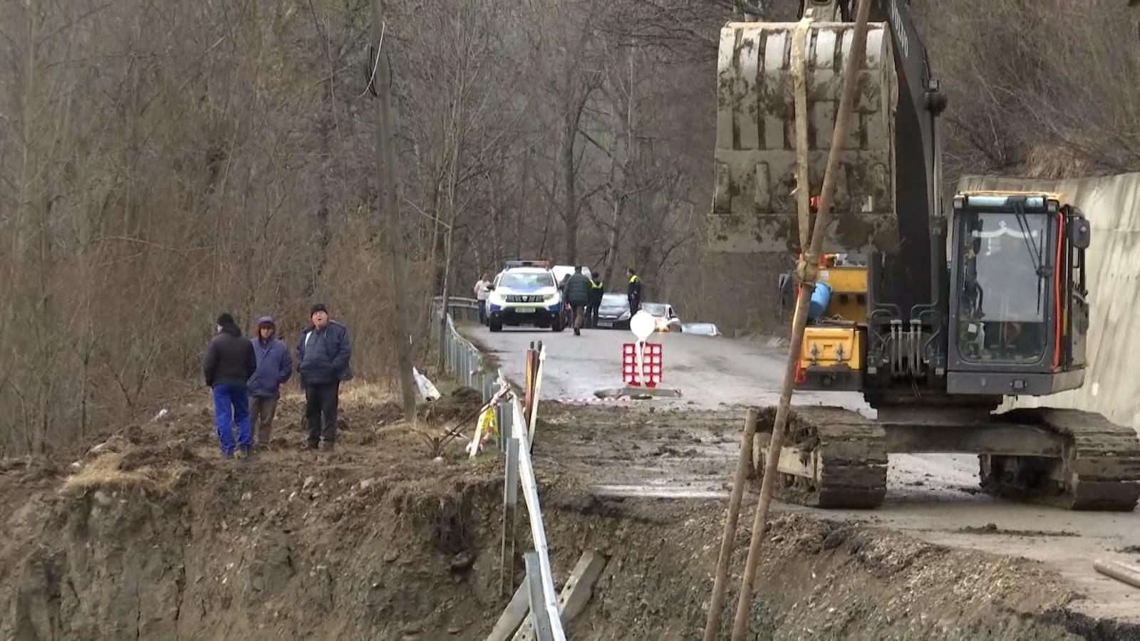 7.000 de oameni, la un pas să rămână izolaţi. Singurul drum de acces, rupt de inundaţii